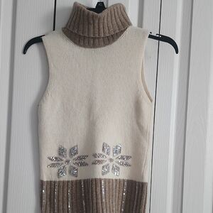 Sleeveless Turtleneck Sweater with Snowflake Design